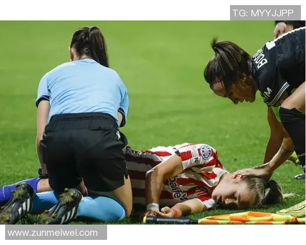 足球球星赛后真情安慰观众温暖举动感动全场赢得掌声